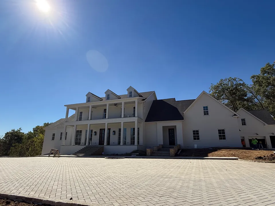 A fresh finish for a white house — before, photo 1