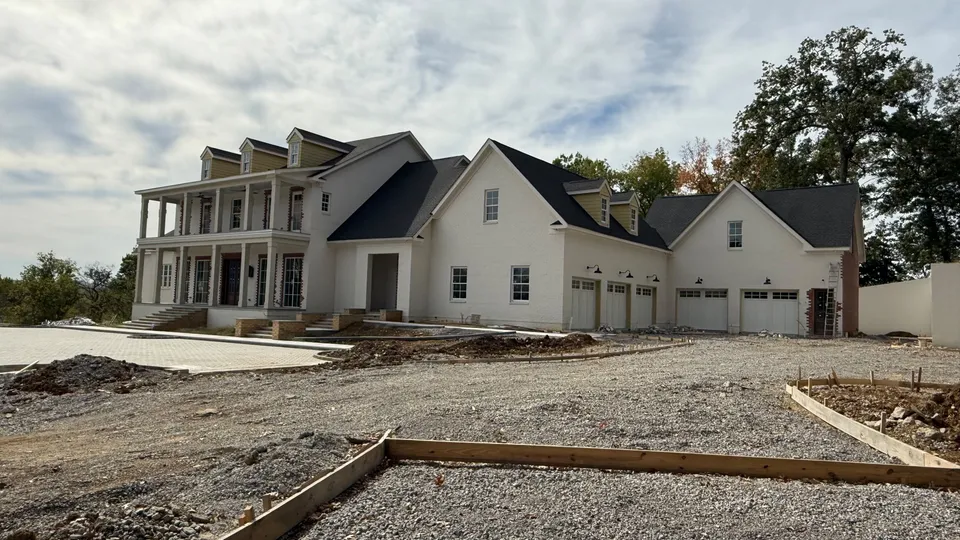 A fresh finish for a white house — before, photo 4